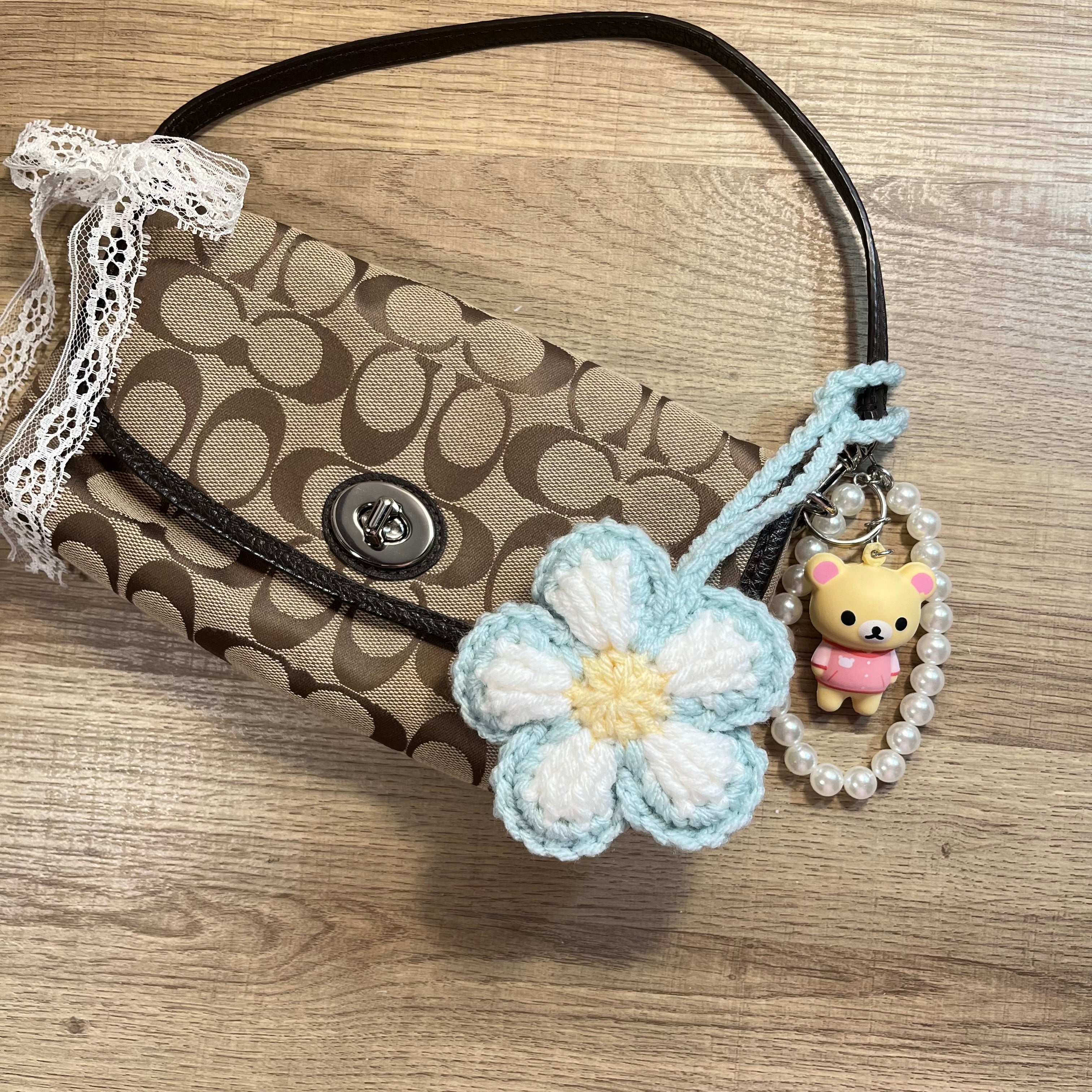 Daisy Dream Keychain (Baby Blue/White)